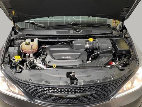 Used 2018 Chrysler Pacifica Touring Plus w/ S Appearance Package FWD image 23