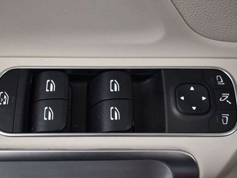 Used 2021 Mercedes-Benz GLB 250 w/ Premium Package image 27