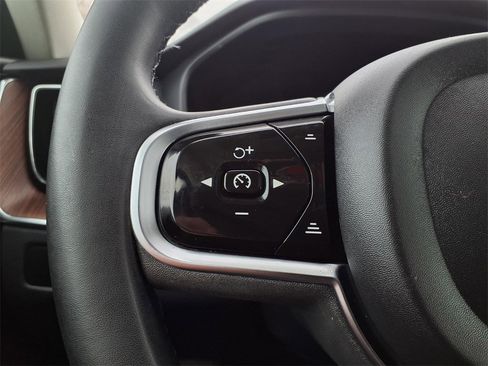 Used 2023 Volvo XC60 B5 Plus image 20