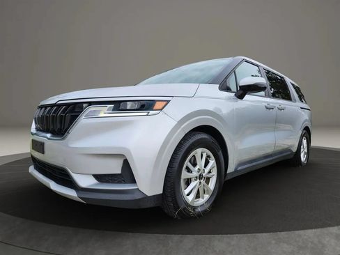 Used 2022 Kia Carnival LX FWD image 2
