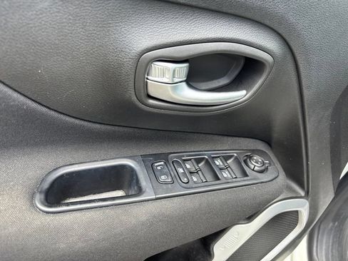 Used 2021 Jeep Renegade Latitude AWD/4WD image 15