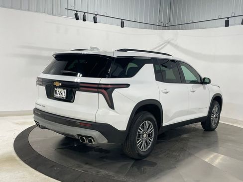 Used 2025 Chevrolet Traverse LT image 11