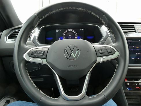 Used 2022 Volkswagen Tiguan SE w/ Panoramic Sunroof Package image 28