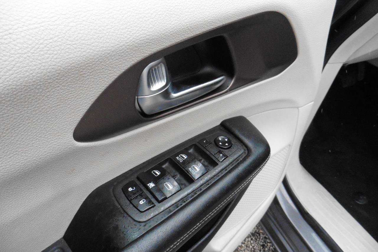 Used 2022 Chrysler Voyager LX FWD image 12