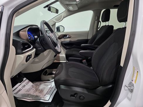 Used 2022 Chrysler Voyager LX image 16