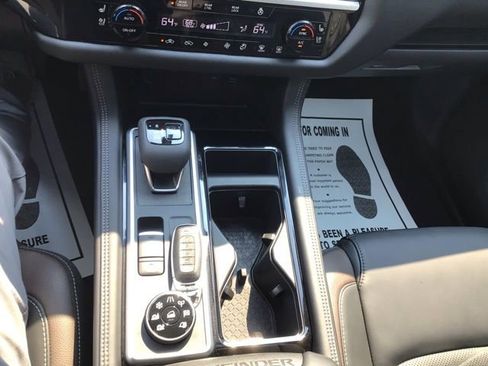 Used 2024 Nissan Pathfinder Platinum image 15