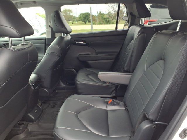 Used 2024 Toyota Highlander XLE AWD/4WD image 27