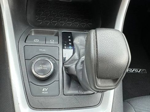 Used 2021 Toyota RAV4 LE AWD/4WD image 24