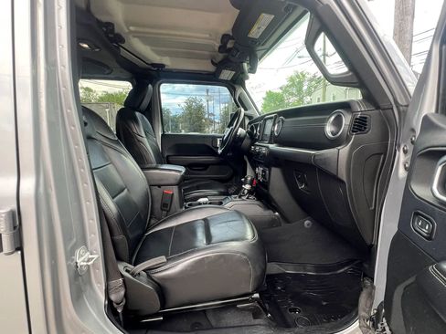 Used 2018 Jeep Wrangler Unlimited Sahara w/ Dual Top Group AWD/4WD image 32