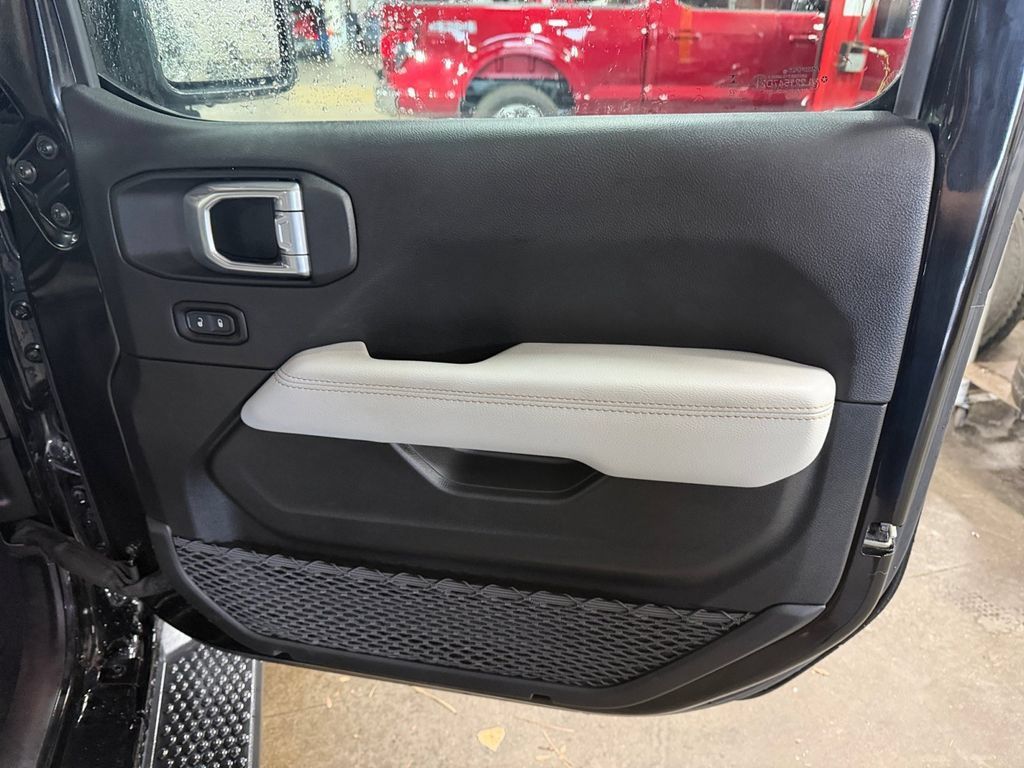 Used 2022 Jeep Wrangler Unlimited Sahara AWD/4WD image 18