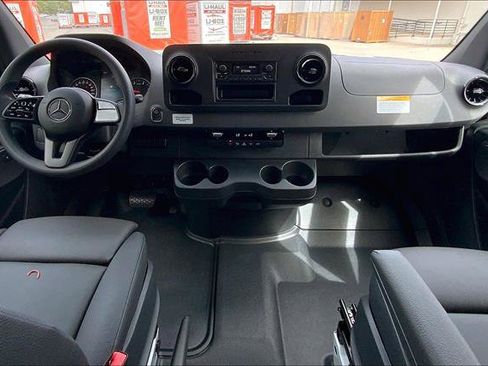 Used 2024 Mercedes-Benz Sprinter 2500 image 33