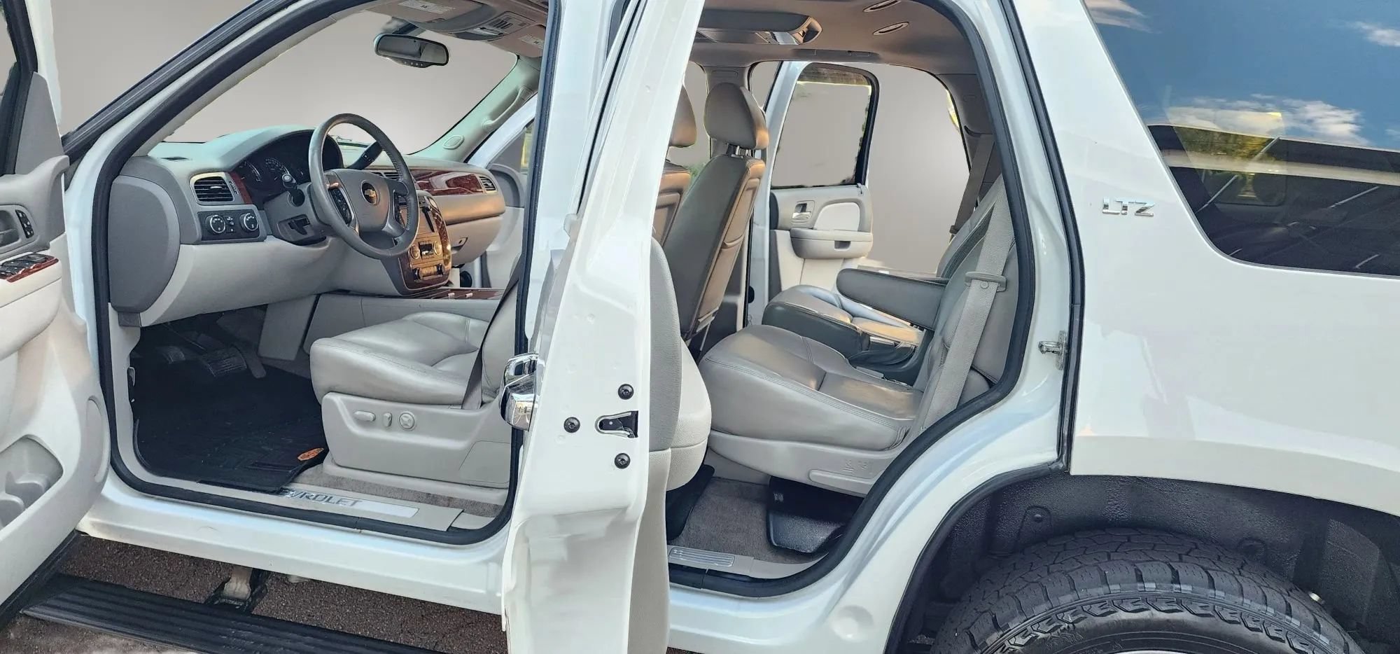 Used 2012 Chevrolet Tahoe LTZ AWD/4WD image 17