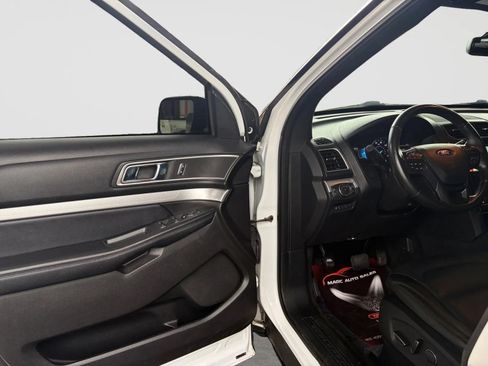 Used 2017 Ford Explorer XLT w/ Equipment Group 202A AWD/4WD image 11