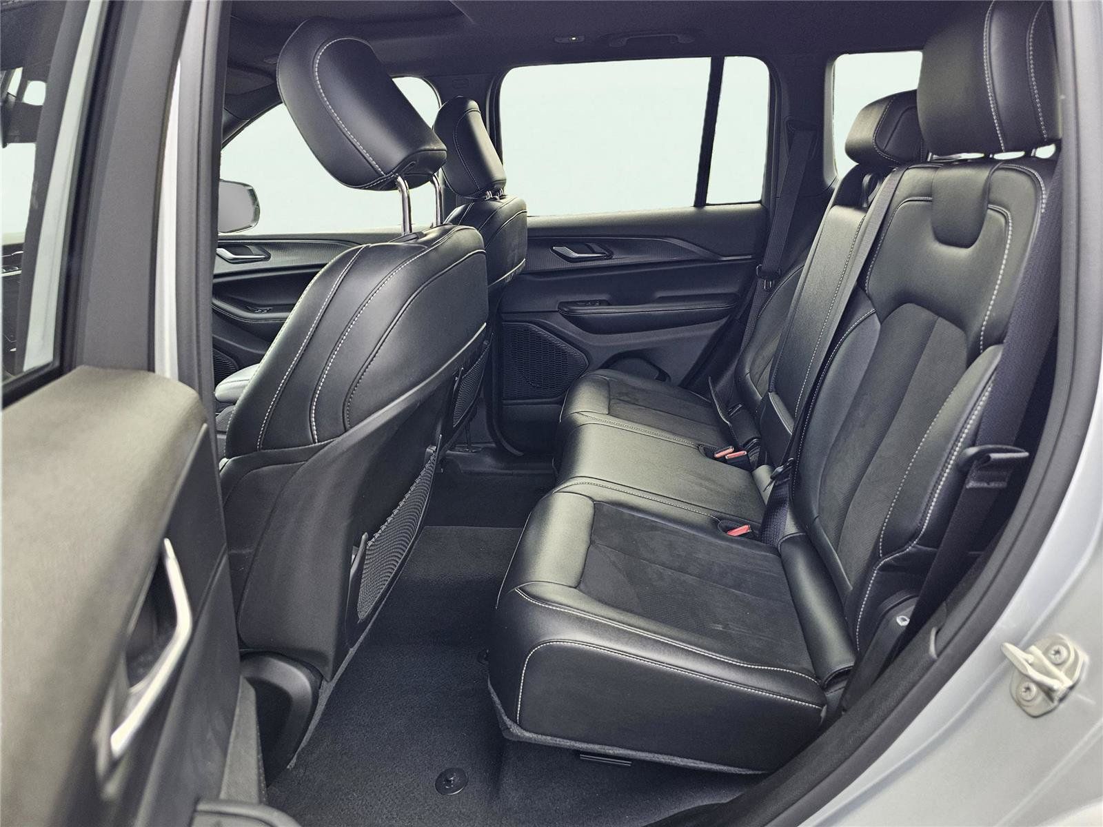 Used 2023 Jeep Grand Cherokee Altitude AWD/4WD image 31