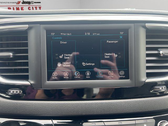 Used 2020 Chrysler Pacifica Touring-L FWD image 2