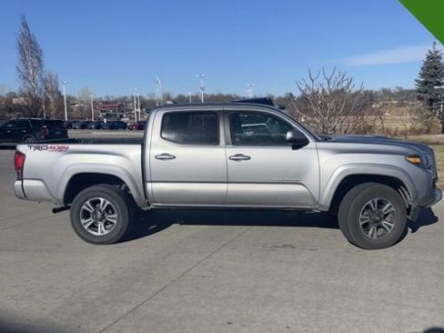 Used 2017 Toyota Tacoma TRD Sport image 2