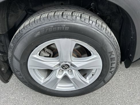 Used 2023 Toyota Highlander LE AWD/4WD image 9