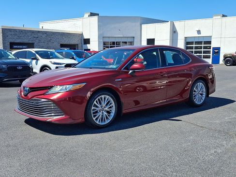 Used 2018 Toyota Camry XLE FWD image 3
