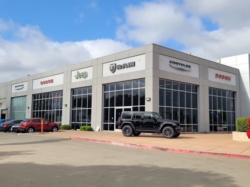 Used 2025 Jeep Wrangler Unlimited Sahara w/ Safety Group image 26