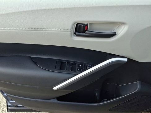 Used 2025 Toyota Corolla Cross LE image 12