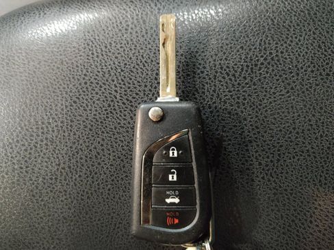 Used 2019 Toyota Camry LE FWD image 32