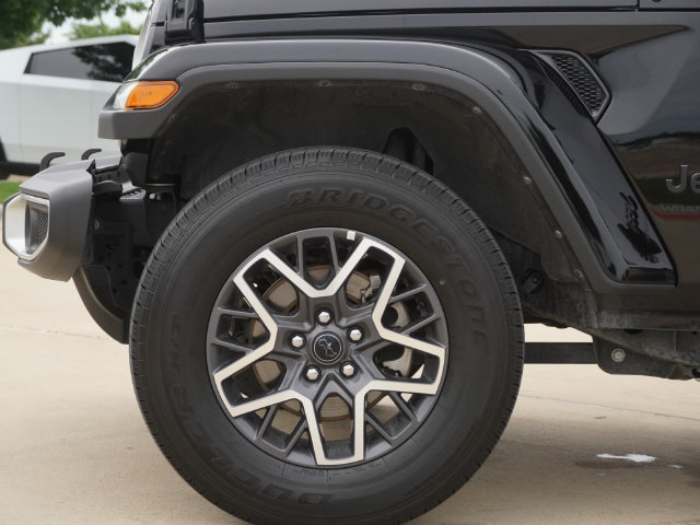 Used 2025 Jeep Wrangler Unlimited Sahara AWD/4WD image 8
