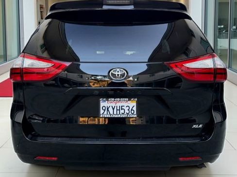 Used 2018 Toyota Sienna XLE image 4