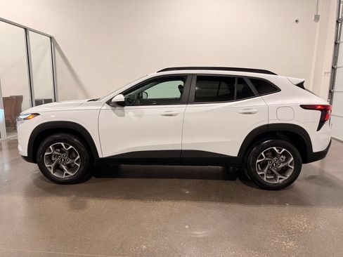 Used 2025 Chevrolet Trax LT FWD image 8