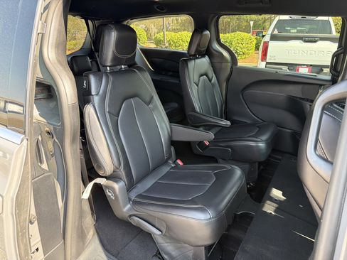 Used 2025 Chrysler Pacifica Select image 28