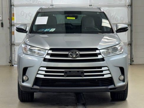 Used 2019 Toyota Highlander XLE FWD image 2