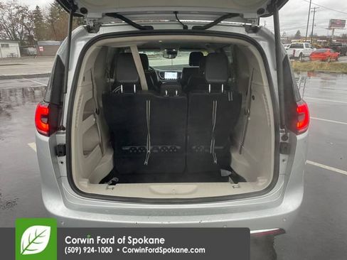 Used 2024 Chrysler Pacifica Touring-L image 21