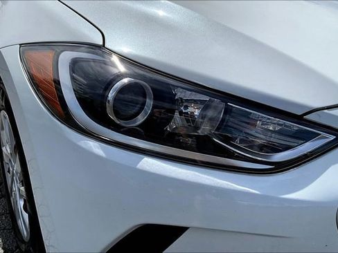 Used 2018 Hyundai Elantra SE FWD image 28