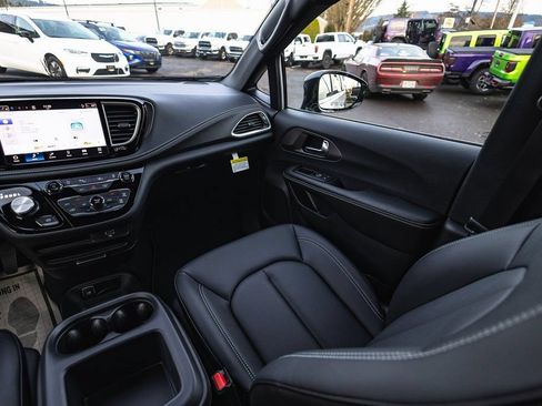 New 2026 Chrysler Pacifica Select FWD image 23