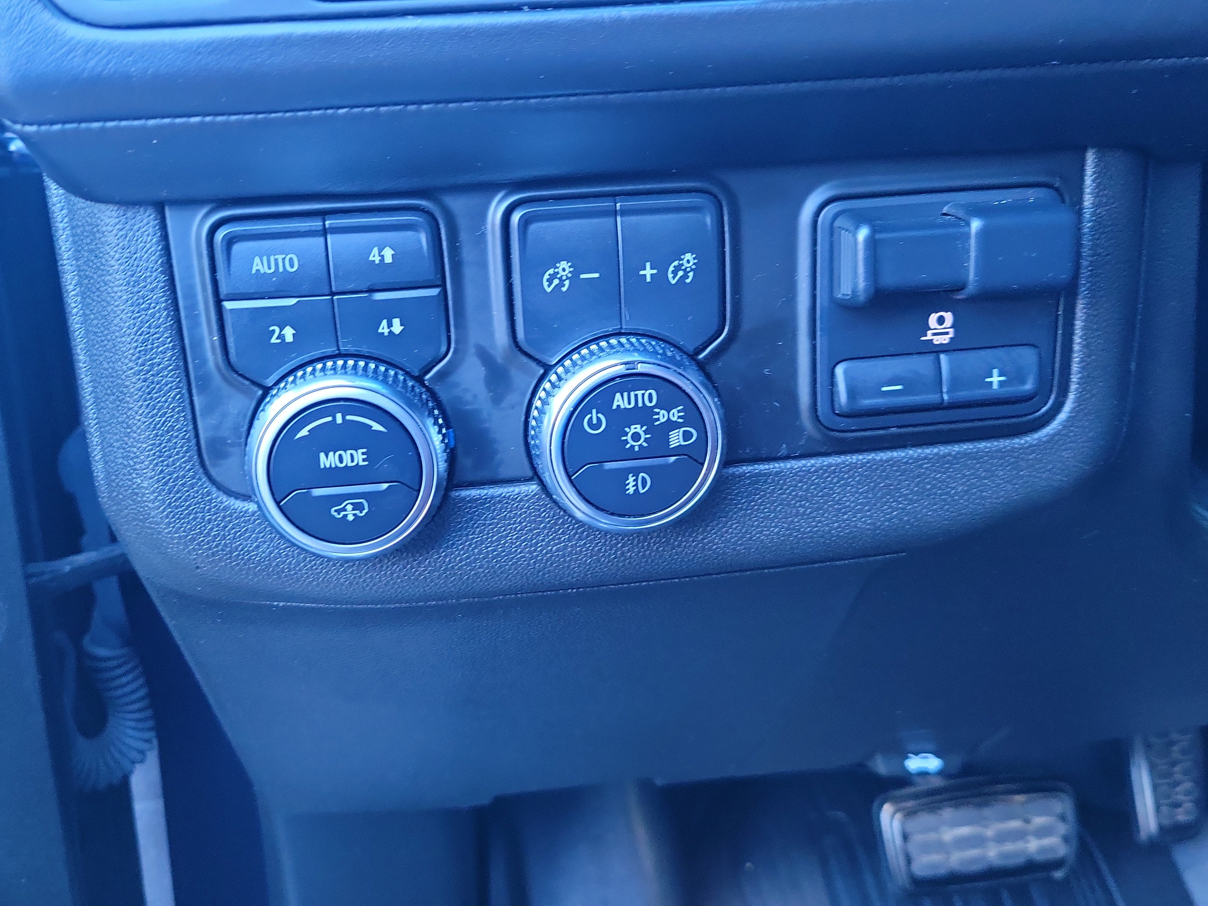Used 2023 GMC Yukon XL Denali Ultimate AWD/4WD image 32