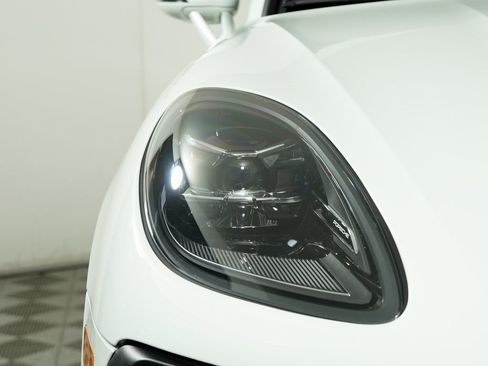 Certified 2023 Porsche Macan S image 11