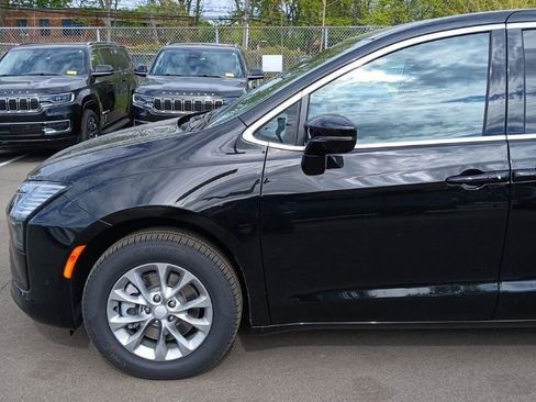 New 2027 Chrysler Pacifica Select AWD/4WD image 3