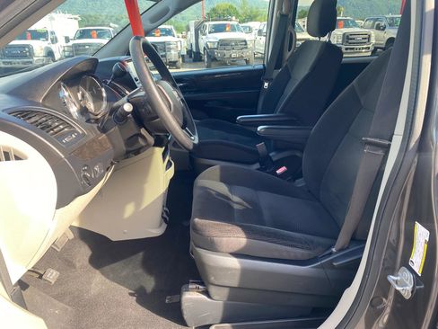 Used 2018 Dodge Grand Caravan SE w/ UConnect Hands-Free Group FWD image 9