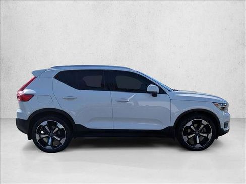 Used 2019 Volvo XC40 T5 Momentum image 5