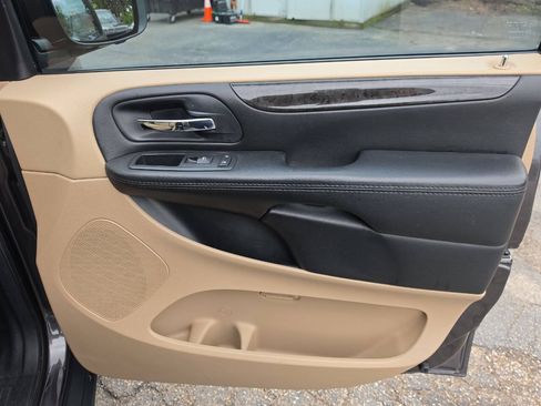 Used 2015 Dodge Grand Caravan American Value Package FWD image 25