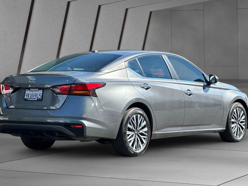 Used 2024 Nissan Altima 2.5 SV image 4
