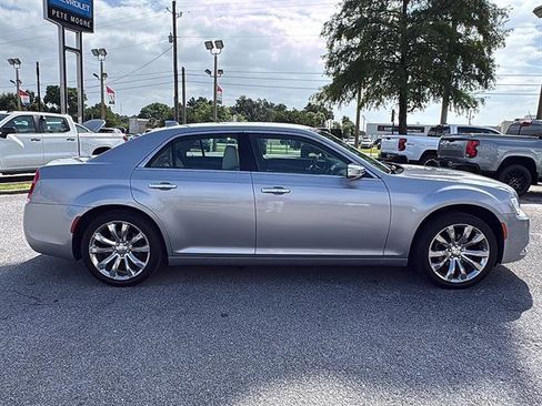 Used 2018 Chrysler 300 Limited RWD image 4