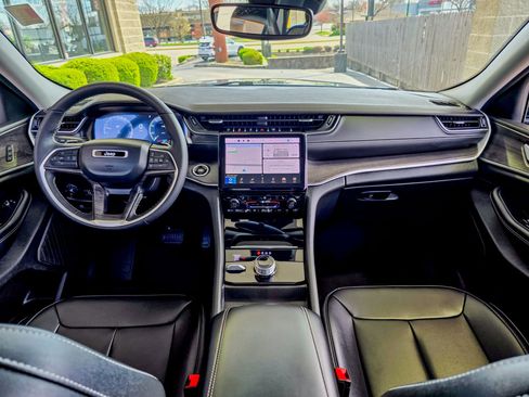 Used 2024 Jeep Grand Cherokee Limited w/ Black Appearance Package image 31