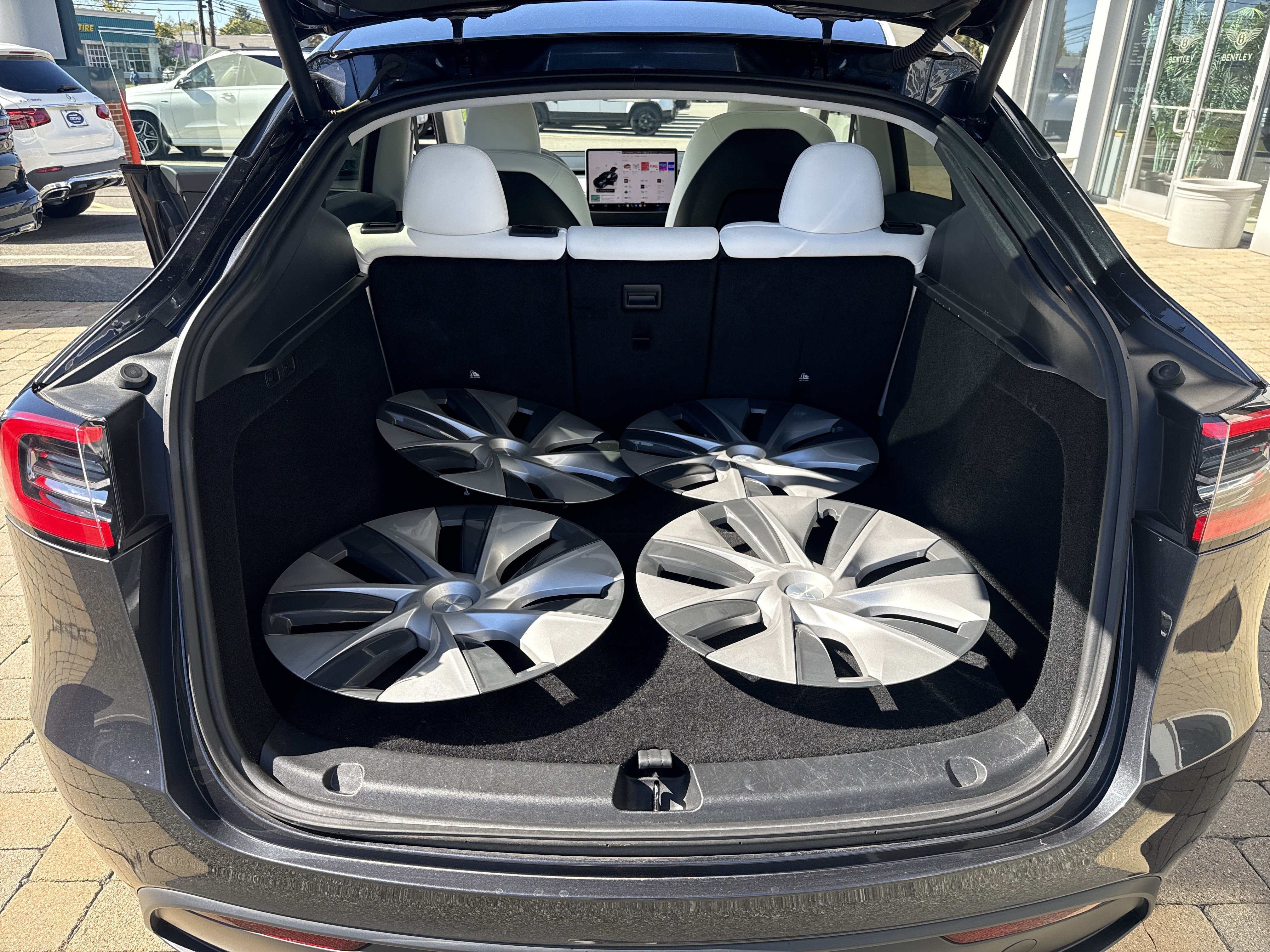 Used 2024 Tesla Model Y Long Range AWD/4WD image 27