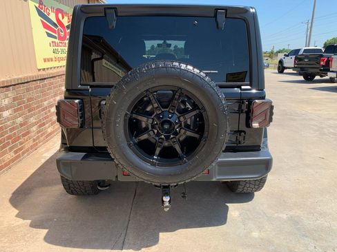 Used 2019 Jeep Wrangler Unlimited Sahara AWD/4WD image 17