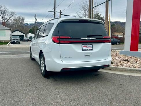 Used 2022 Chrysler Pacifica Touring-L FWD image 5