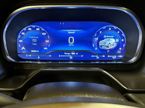 Used 2023 Chevrolet Suburban Premier image 16