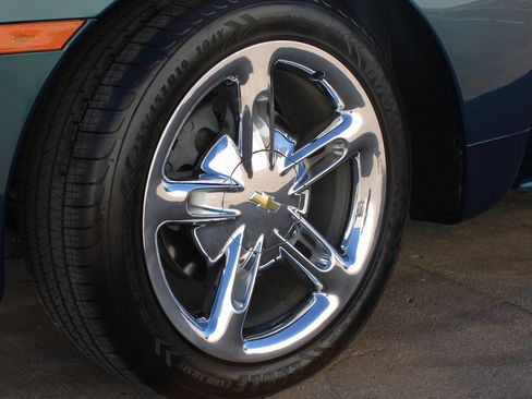 Used 2005 Chevrolet SSR w/ Preferred Equipment Group image 31