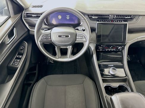 Used 2023 Jeep Grand Cherokee Laredo w/ Luxury Tech Group I AWD/4WD image 3