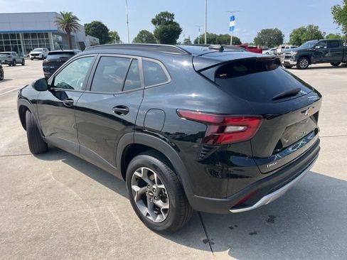 Used 2025 Chevrolet Trax LT w/ LT Convenience Package FWD image 4
