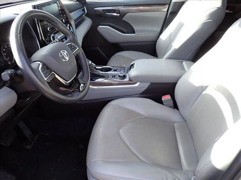Used 2021 Toyota Highlander Limited image 13